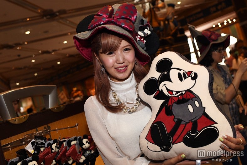 クッション￥2900 ／モデル：河西里音