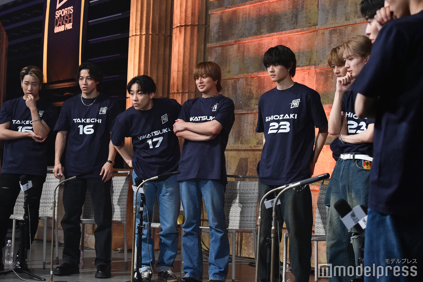 モニターを凝視する応援席メンバー（C）モデルプレス