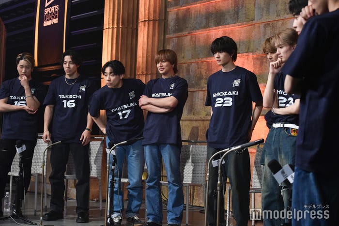 モニターを凝視する応援席メンバー(C)モデルプレス