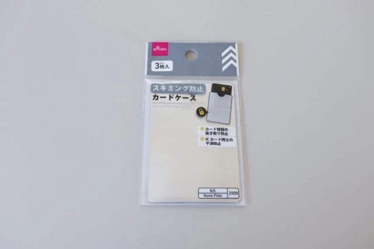 ダイソー スキミング防止カードケース(3枚) ダイソーのスキミング防止カードケース(3枚)のパッケージ
