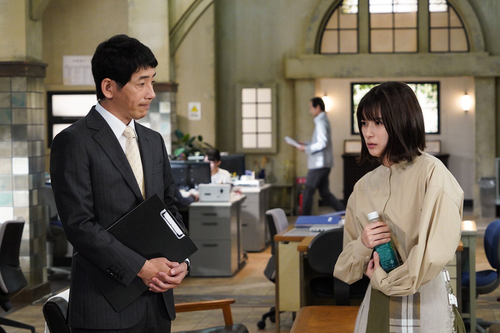 野間口徹、芳根京子「それってパクリじゃないですか？」第8話より（C）日本テレビ