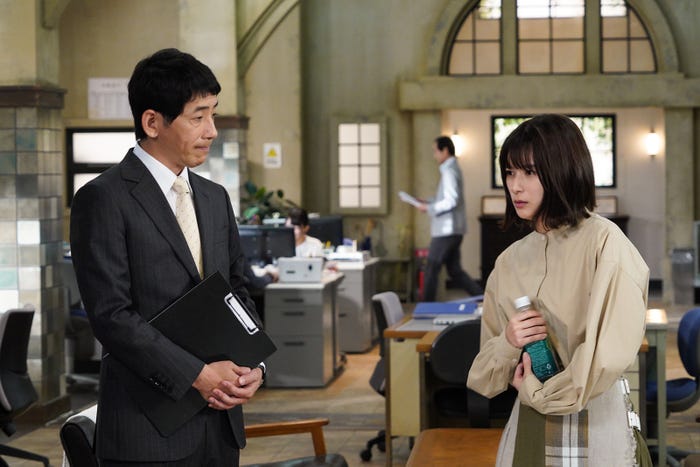 野間口徹、芳根京子「それってパクリじゃないですか?」第8話より(C)日本テレビ