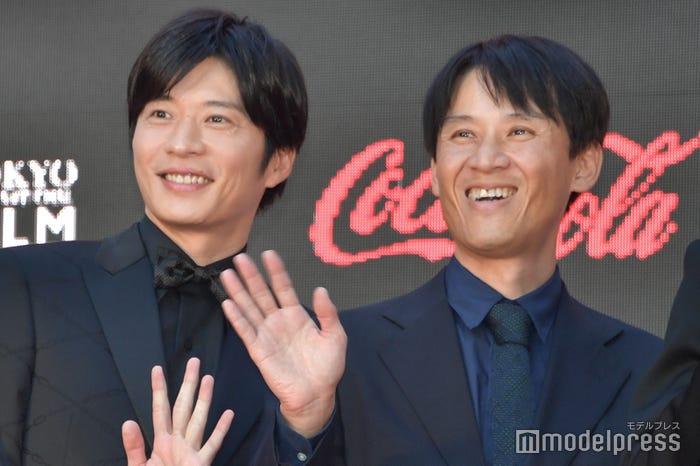 笑顔で手を振る田中圭、城定秀夫監督(C)モデルプレス