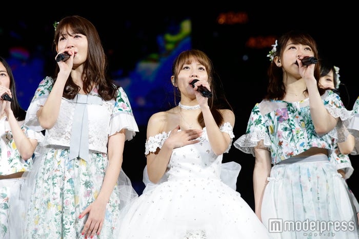 「桜の花びらたち」小嶋陽菜、高橋みなみ、峯岸みなみ(C)AKS