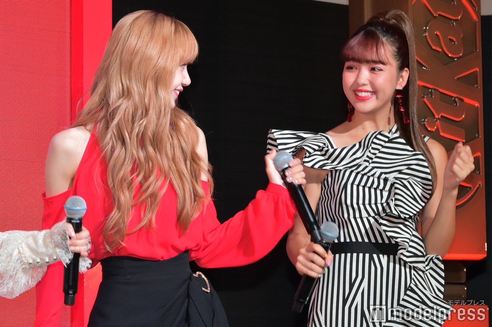 藤田ニコル（にこるん）（右）にダンスを教えるLISA（左） （C）モデルプレス