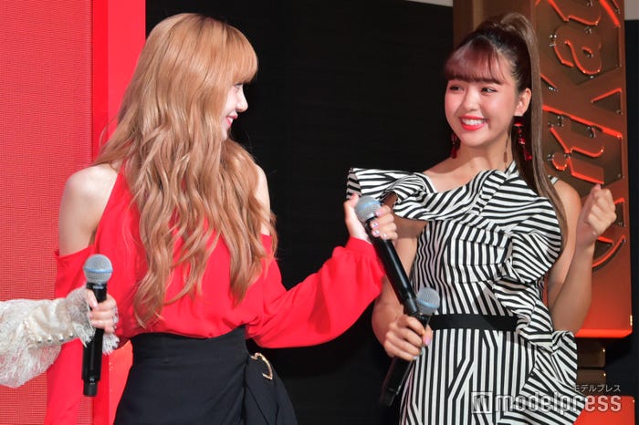 藤田ニコル(にこるん)(右)にダンスを教えるLISA(左) (C)モデルプレス