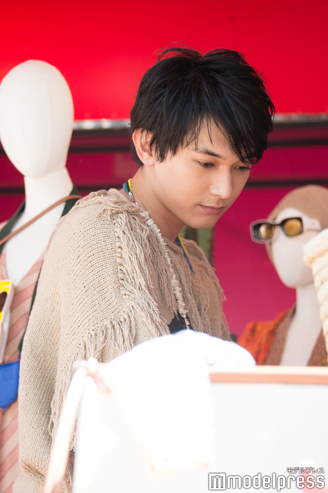 ショップのアイテムをチェックする吉沢亮 （C）モデルプレス