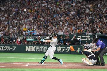 阪神 佐藤輝が東京Dの天井直撃打 ファンどよめく 解説はパワー絶賛「余裕で当たっていましたね」ソフトバンク・周東「怖いです。打球が速いので」