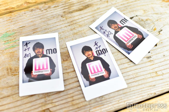 サイン入りチェキ(C)モデルプレス