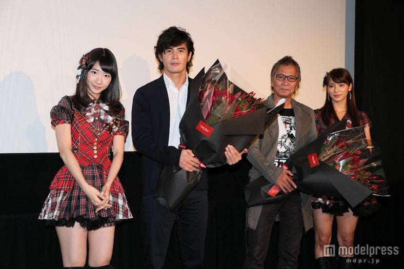 左から：柏木由紀（AKB48）、伊藤英明、三池崇史監督、秋元才加（AKB48）