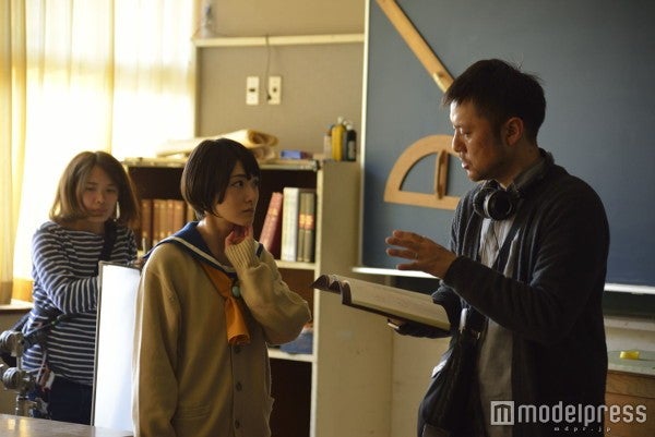 撮影現場で真剣に演技に取り組む乃⽊木坂46・生駒里奈（C）2016 Team GrisGris／MAGES. ／5pb.／ 映画「コープスパーティー Book of Shadows」製作委員会