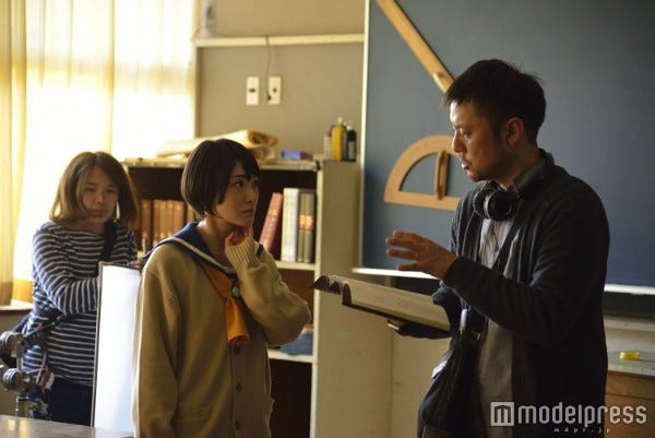 撮影現場で真剣に演技に取り組む乃⽊木坂46・生駒里奈(C)2016 Team GrisGris/MAGES. /5pb./ 映画「コープスパーティー Book of Shadows」製作委員会