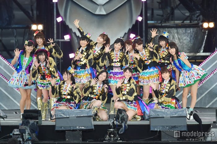 「大島優子卒業コンサート in 味の素スタジアム ~6月8日の降水確率56%(5月16日現在)、てるてる坊主は本当に効果があるのか?~」(C)AKS