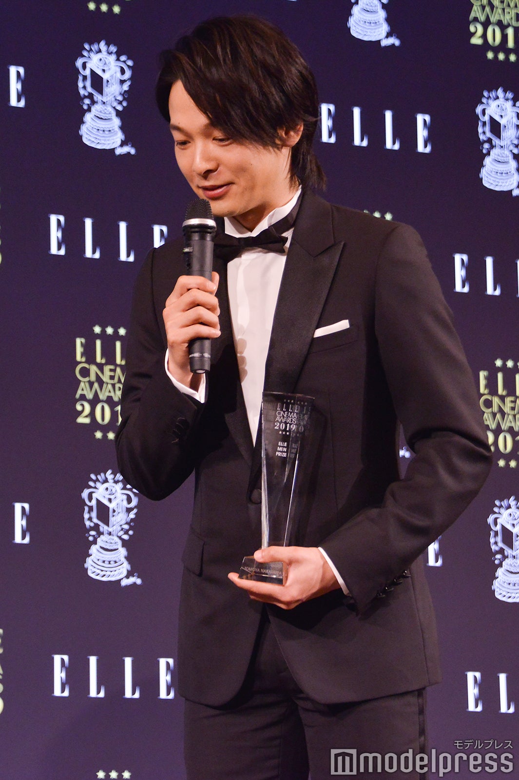 「エル」編集長にぺこりとお辞儀する中村倫也 （C）モデルプレス