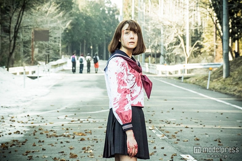 血まみれで佇むトリンドル玲奈／「リアル鬼ごっこ」劇中カット（C）2015リアル鬼ごっこ学級委員会【モデルプレス】