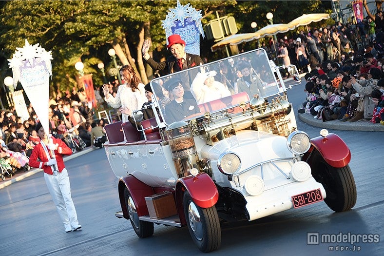 オープンカーに乗って登場