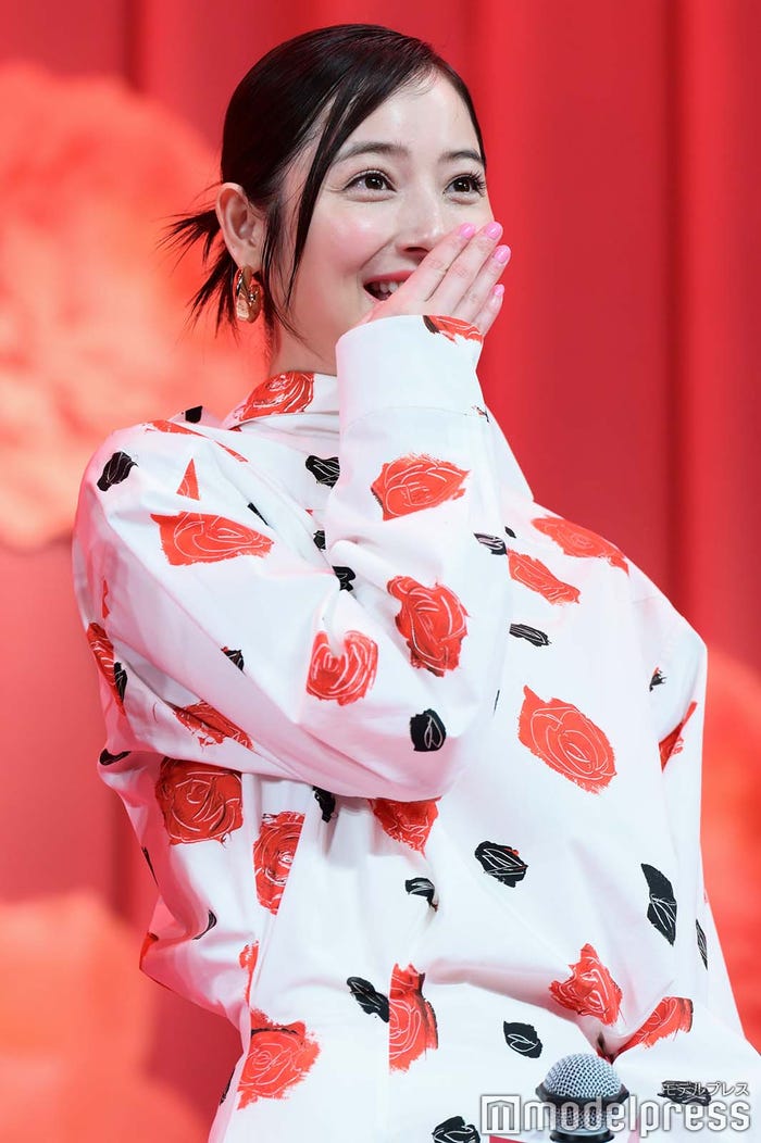 櫻井海音の焼き鳥トークに共感した佐々木希(C)モデルプレス