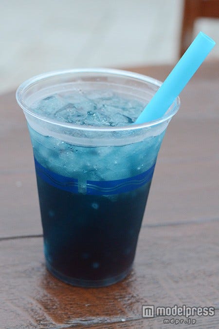 バジルシードカクテル、混ぜると黒色に変化