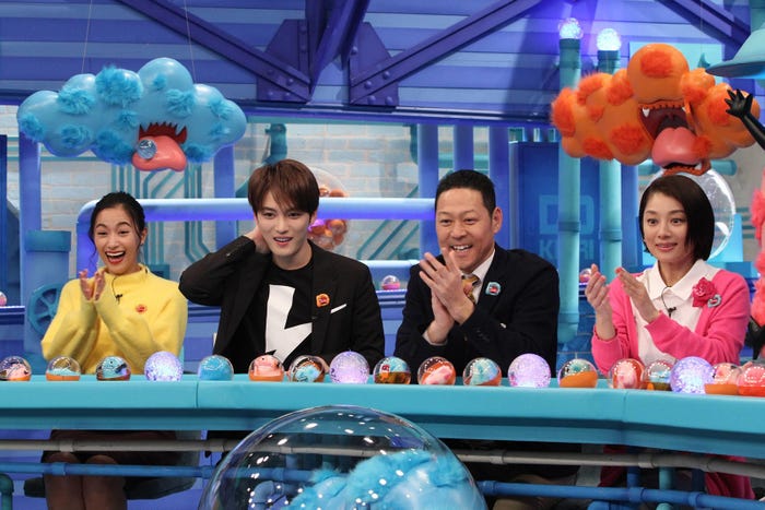 (左から)高橋ユウ、ジェジュン、東野幸治、小池栄子/12日放送「芸能人が本気で考えた!ドッキリGP」より(C)フジテレビ