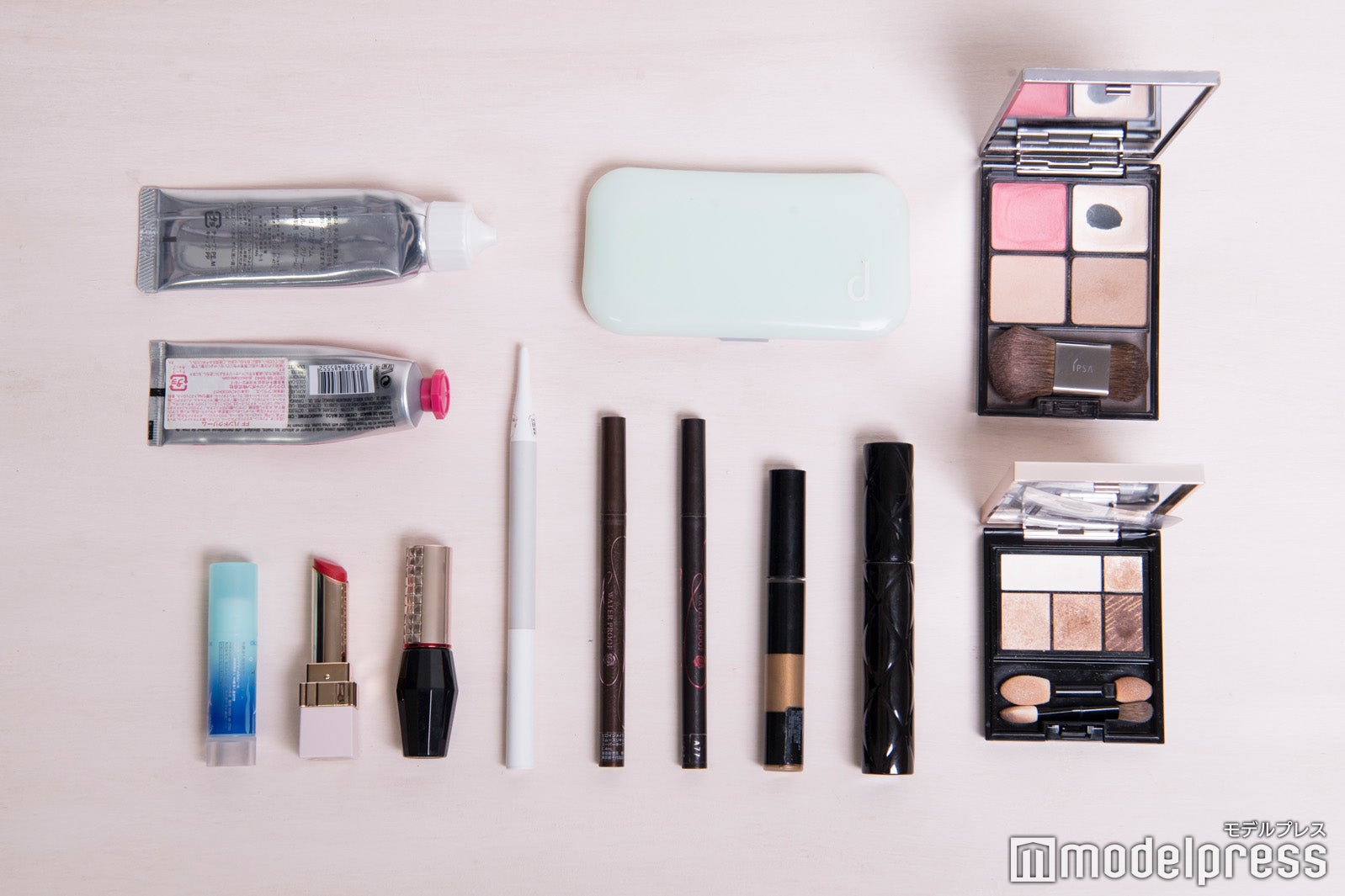 山崎アナのポーチの中身は…？（C）モデルプレス