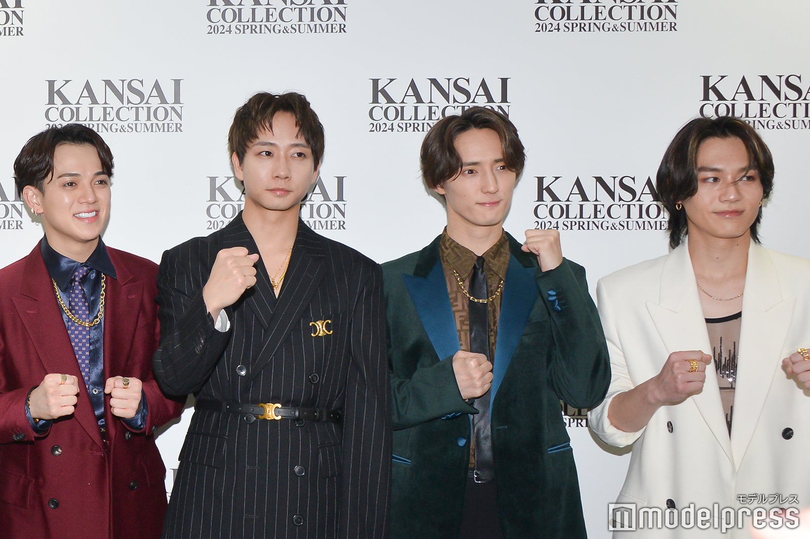 「頑張るぞー！」ポーズの宮近海斗、中村海人、川島如恵留、松田元太（C）モデルプレス