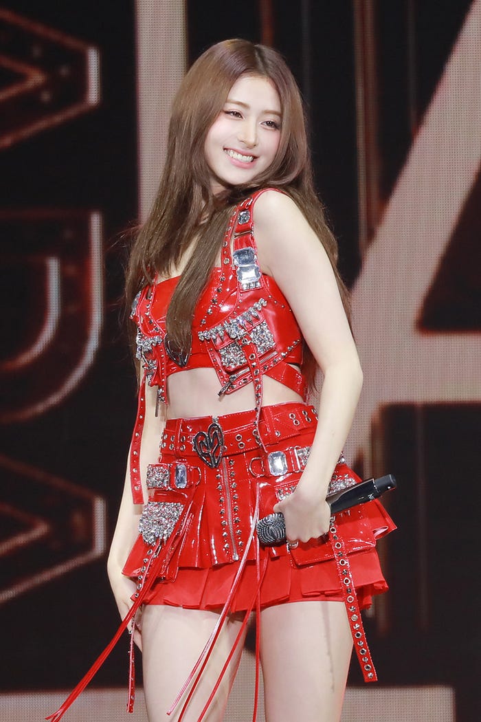 HUH YUNJIN(P)&(C) SOURCE MUSIC