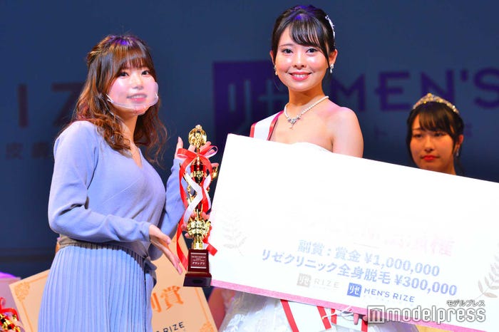 前回グランプリの黒川さくらさん、森明日香さん(C)モデルプレス