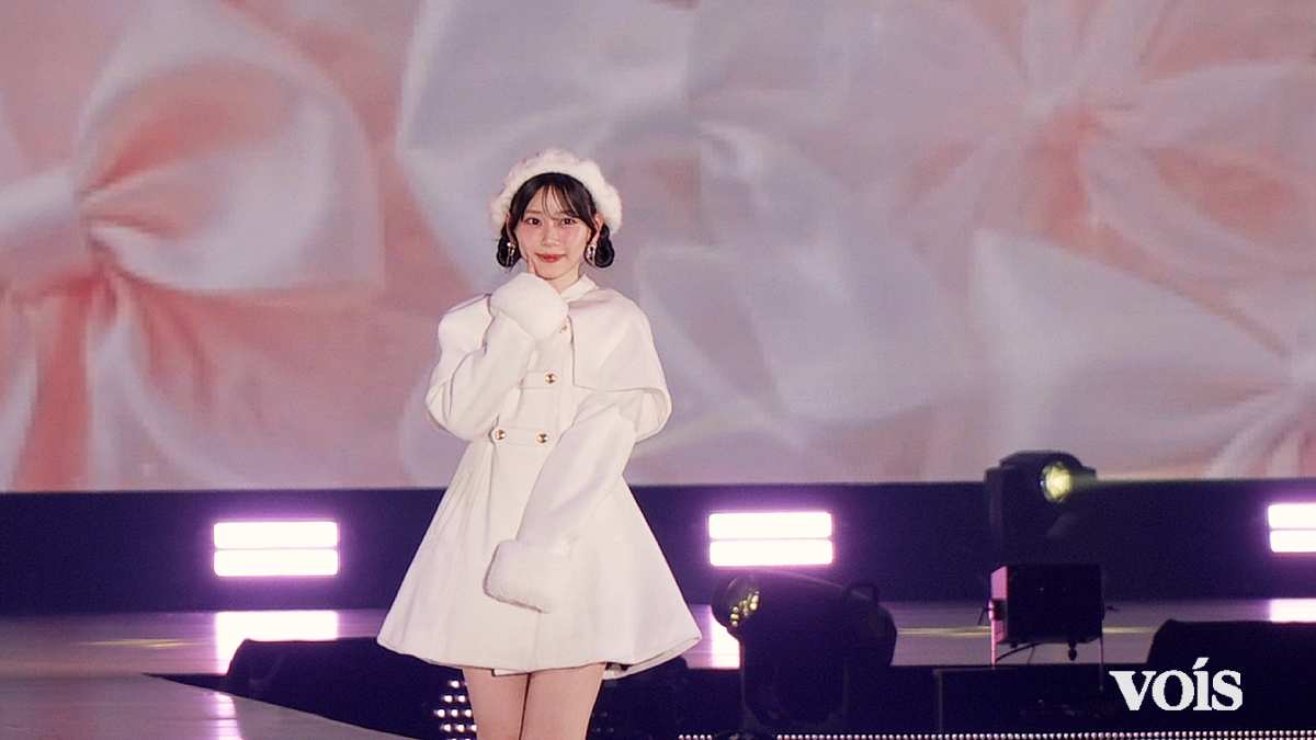 櫻坂46山下瞳月、美脚見せ ケープコート×白ファー帽 透明感放つピュアホワイトルック