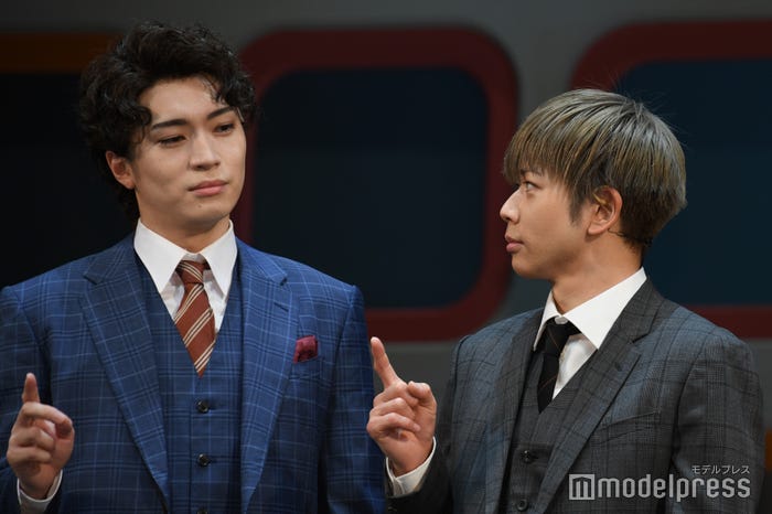 フォトセッションでポーズを確認する松下優也、増田貴久 (C)モデルプレス