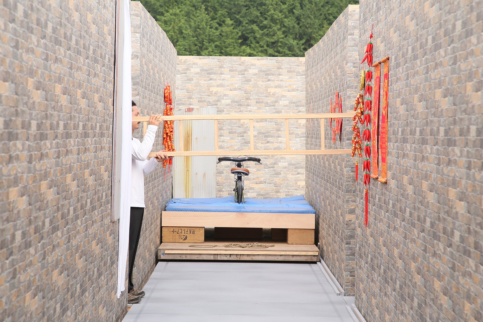 アクション対決のために造設されたセット（C）NTV