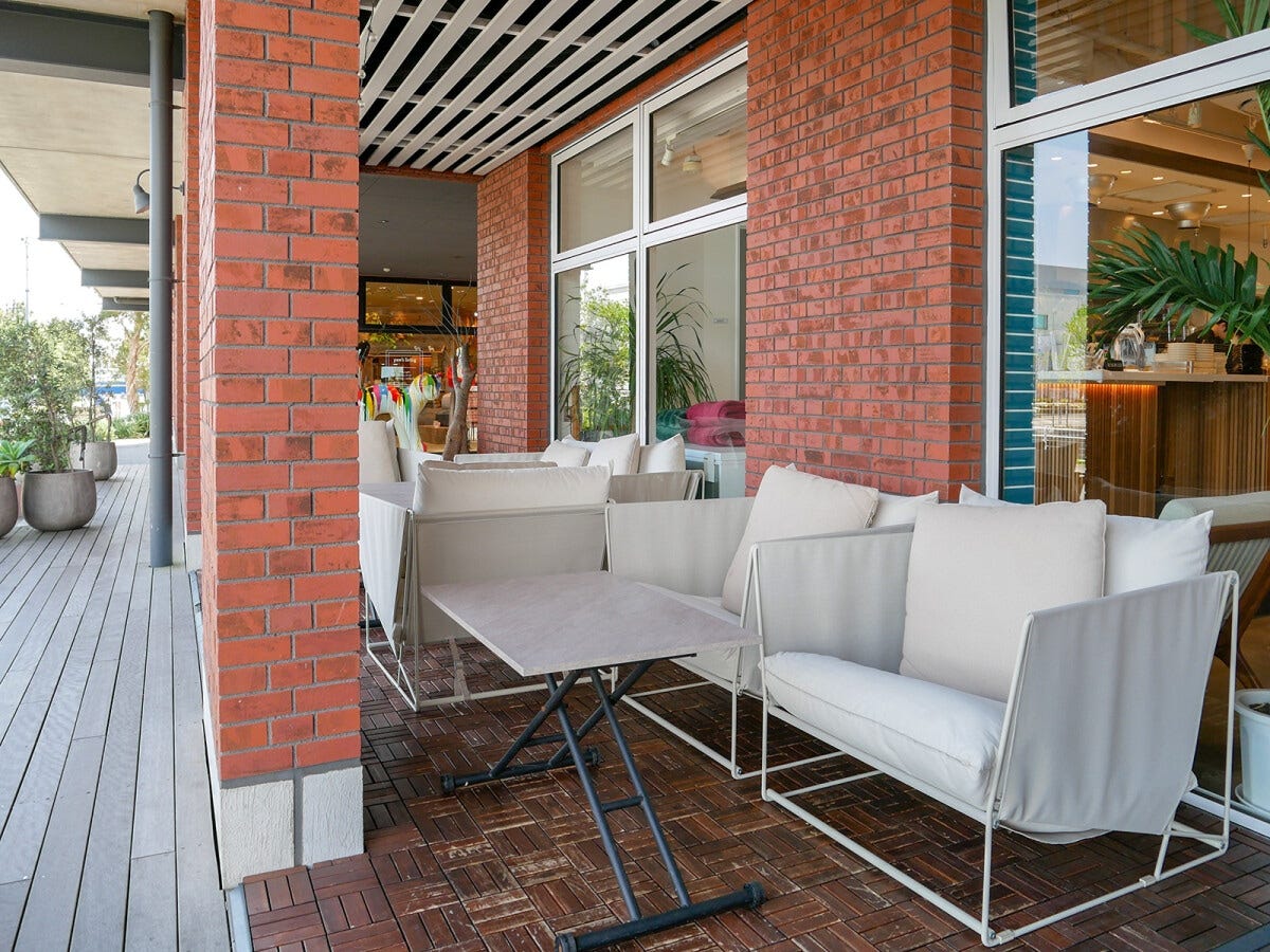 海側のソファ席のみ、チャージ料500円（90分制）がかかります