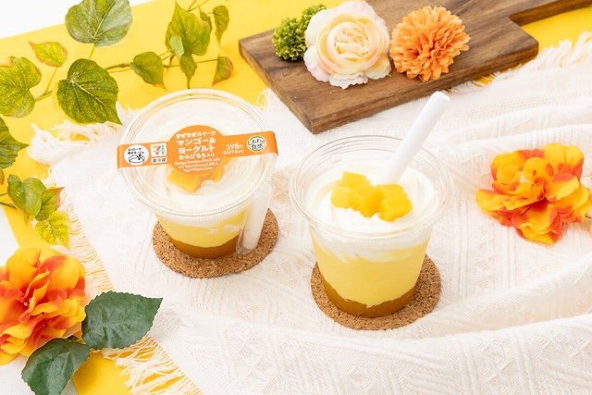 マンゴーとヨーグルトのカップスイーツ2つと花