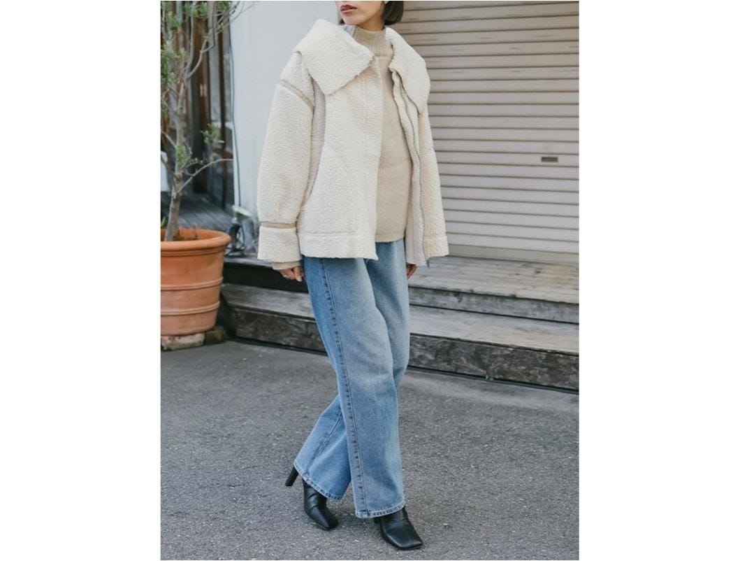 ふわふわとした質感がおしゃれなボアアウターはショート丈をチョイス　出典：WEAR