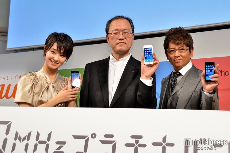 （左より）剛力彩芽、KDDIの田中孝司社長、哀川翔