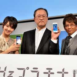 (左より)剛力彩芽、KDDIの田中孝司社長、哀川翔
