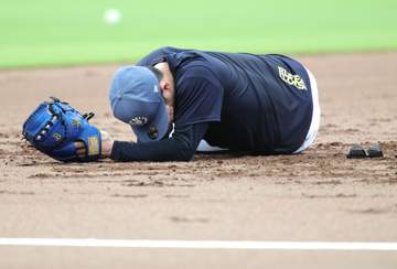 オリックス 若月健矢がグラウンドに倒れ込む ノックの打球がイレギュラーして顔面に直撃 試合前のアクシデントで騒然