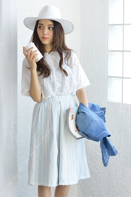 ふんわりシルエットのミモレ丈ラメ入りスカート「coca」2,490円(税込)