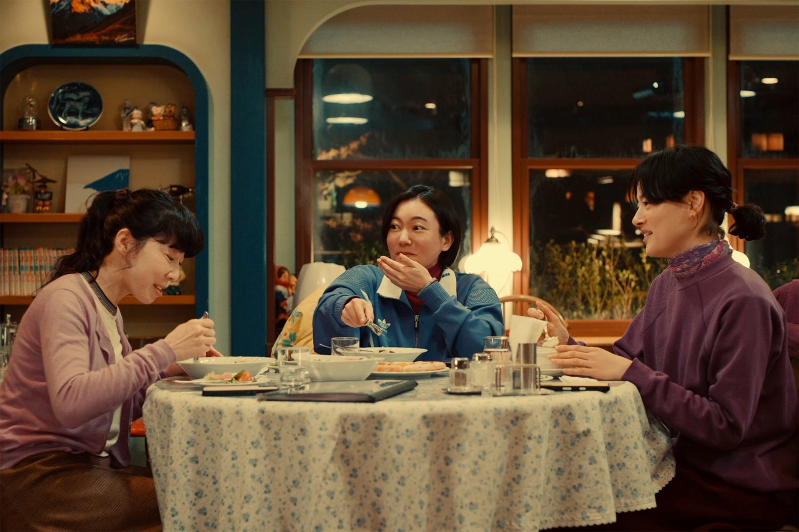 平岩紙、鈴木杏、市川実日子「ホットスポット」第6話（C）日本テレビ