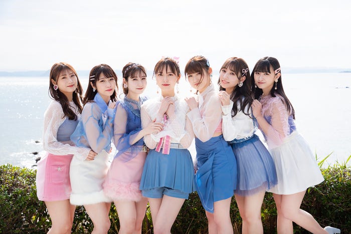 「HKT48 森保まどかラストフォトブック スコア」Chou宮崎想乃、山下エミリー、松岡菜摘、森保まどか、神志那結衣、栗原紗英(C)KADOKAWA (C)Mercury PHOTO/TANAKA TOMOHISA
