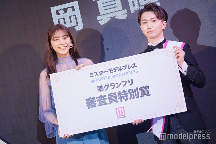 「ミスモデルプレス」授賞式でプレゼンターを務めた貴島明日香、「ミスターモデルプレス」審査員特別賞・岡真暉さん(C)モデルプレス
