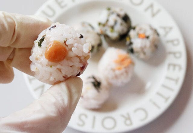 手づかみで食べやすいおにぎりが作れるダイソーのアイテム