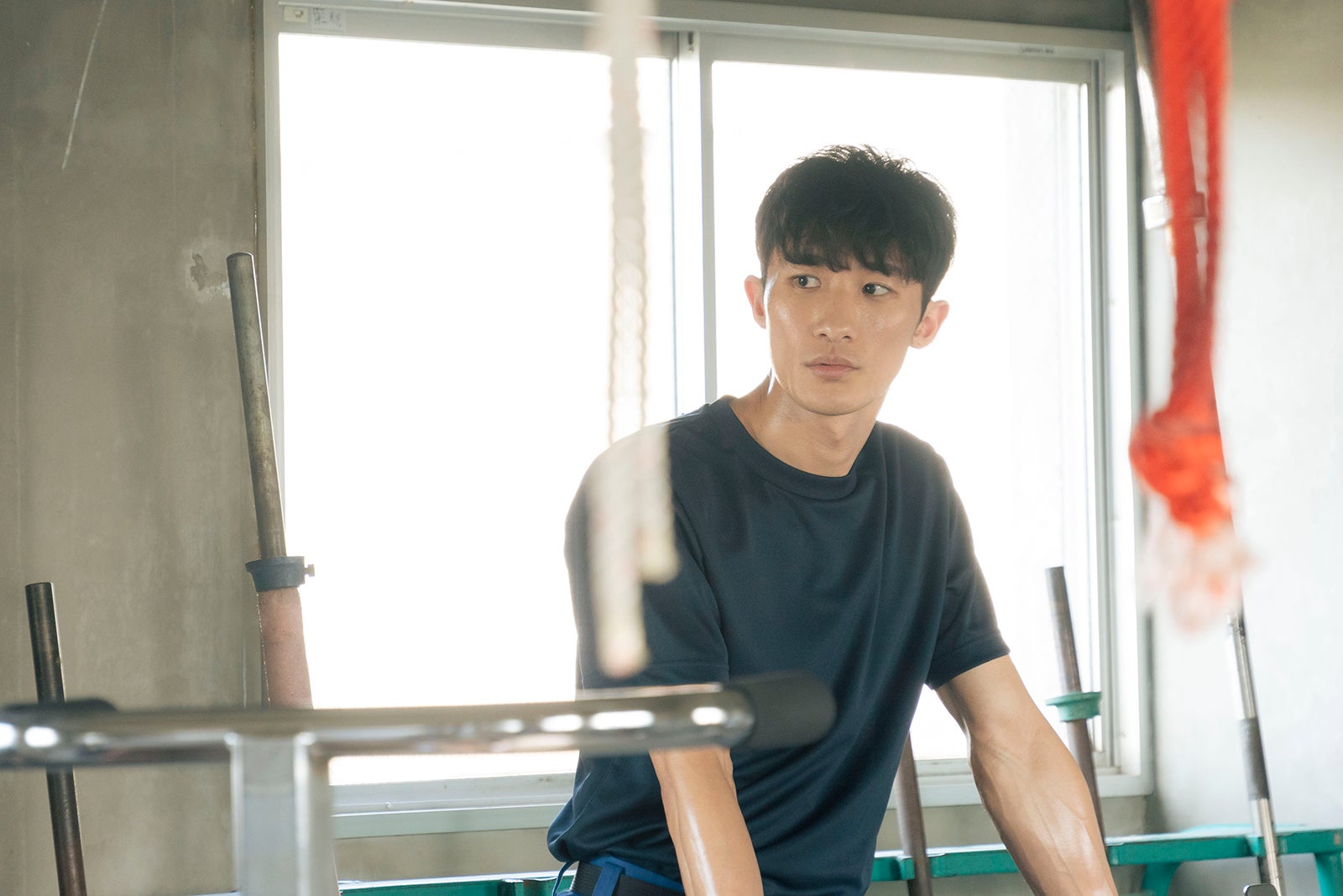 Snow Man岩本照、前髪ありの幼さ感じる場面写真＆撮影裏側映像解禁＜モエカレはオレンジ色＞