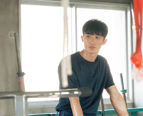 Snow Man岩本照、前髪ありの幼さ感じる場面写真&撮影裏側映像解禁<モエカレはオレンジ色>