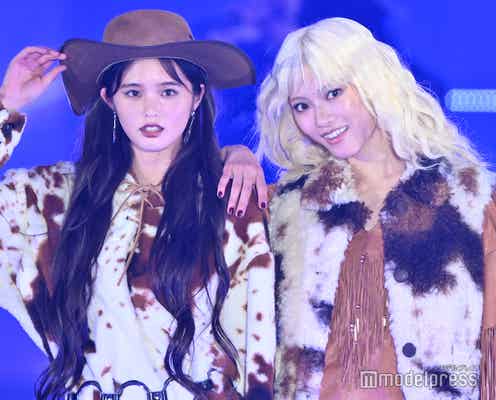 Girls2原田都愛&鶴屋美咲、ランウェイで息ぴったり ウエスタン風コーデで決める【GirlsAward 2024AW】