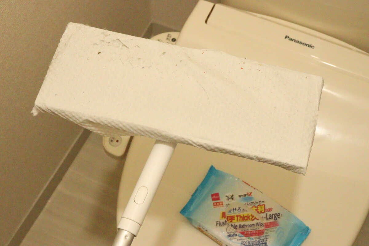 「流せるトイレクリーナー大判12枚」をワイパーに付けトイレ床を拭く