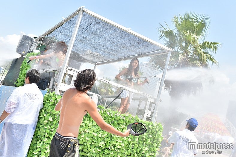 会場では水着ガールからシャワー！／SUMMER SONIC 2015