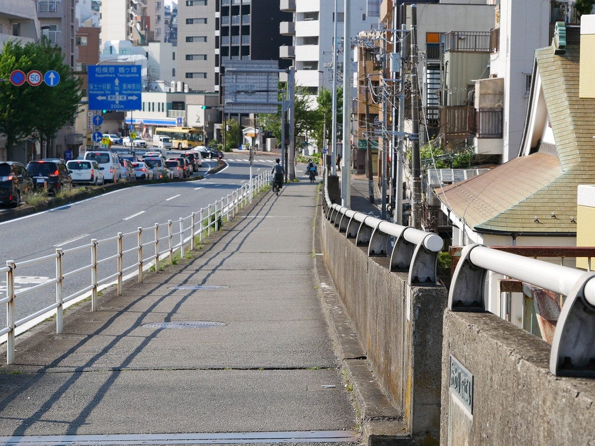 第1話の事件現場となった国道16号の尾張屋橋