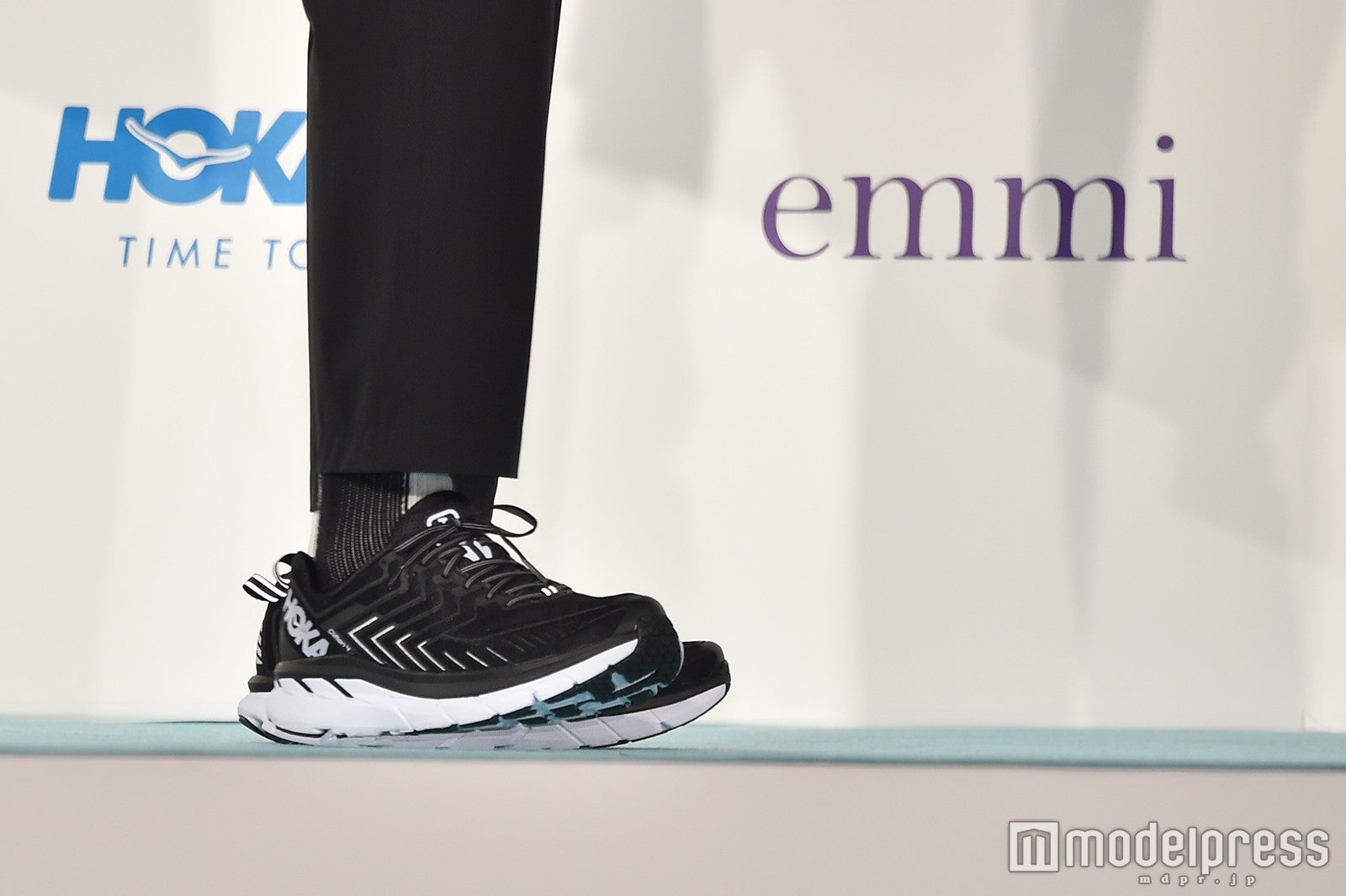 古川雄輝の足元 （C）モデルプレス