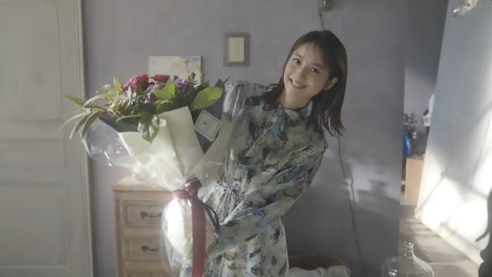 佐々木希/新CMメイキングより(C)2022 GMO CLICK Securities, Inc. All Rights Reserved.