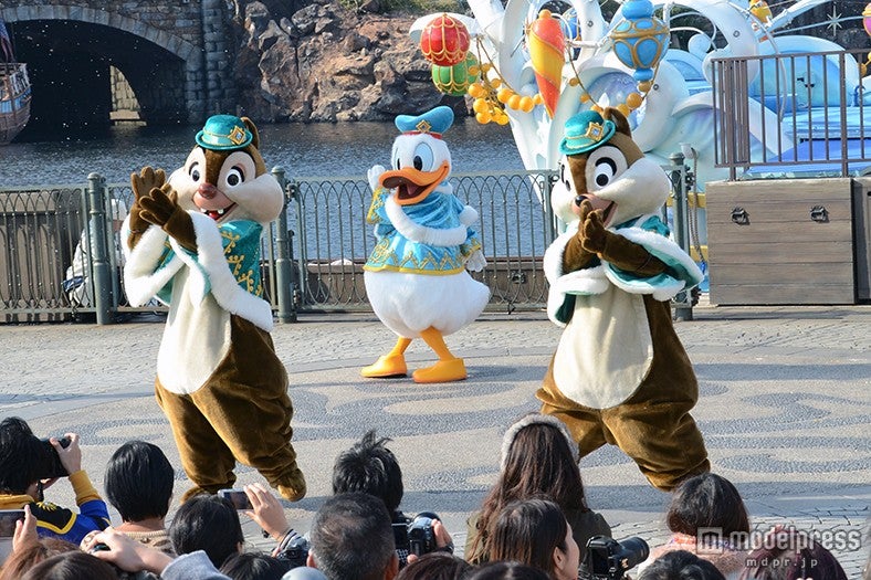 「カラフルホリデー・グリーティング」（左から）デール、ドナルド、チップ